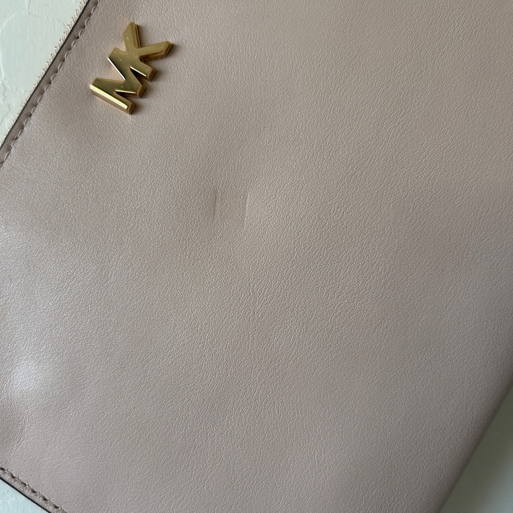 Michael Kors Blush Shoulder/Wristlet Bag with Gold Logo - Picture 6 of 9